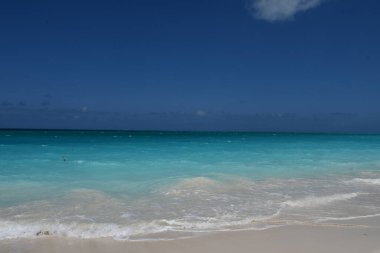 Turkuaz sular, Providenciales, Turks ve Caicos Adaları 'ndaki Grace Körfezi Sahili açıklarında.