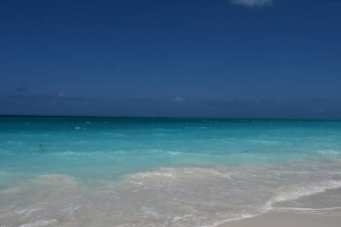 Turkuaz sular, Providenciales, Turks ve Caicos Adaları 'ndaki Grace Körfezi Sahili açıklarında.