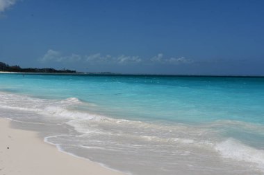 Turkuaz sular, Providenciales, Turks ve Caicos Adaları 'ndaki Grace Körfezi Sahili açıklarında.