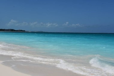 Turkuaz sular, Providenciales, Turks ve Caicos Adaları 'ndaki Grace Körfezi Sahili açıklarında.