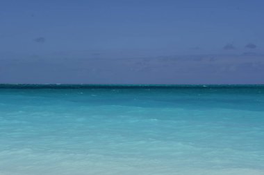 Turkuaz sular, Providenciales, Turks ve Caicos Adaları 'ndaki Grace Körfezi Sahili açıklarında.