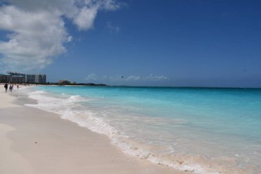 Turkuaz sular, Providenciales, Turks ve Caicos Adaları 'ndaki Grace Körfezi Sahili açıklarında.