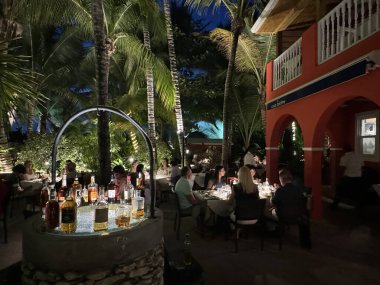 PROVIDENCIALES, TURKS & CAICOS - 18 APR: Providenciales 'teki Coco Bistro Restoranı, Türkler ve Caicos Adaları, 18 Nisan 2024' te görüldüğü gibi.