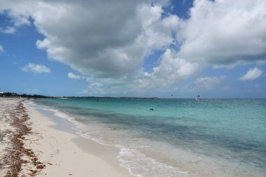 Providenciales 'teki Long Bay Sahili, Turks ve Caicos Adaları.