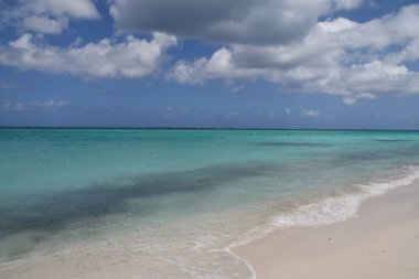 Providenciales 'teki Long Bay Sahili, Turks ve Caicos Adaları.