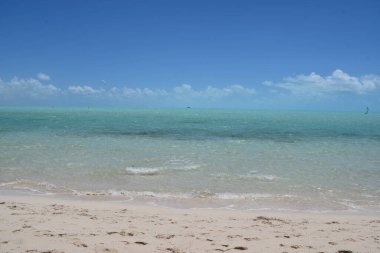Providenciales 'teki Long Bay Sahili, Turks ve Caicos Adaları.