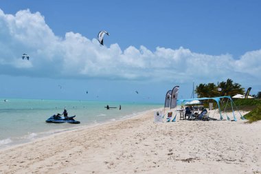 PROVIDENCIALES, TCI - 18 Nisan 2024 'te görüldüğü üzere, Providenciales, Turks ve Caicos Adaları' ndaki Long Bay Plajı.