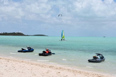 PROVIDENCIALES, TCI - 18 Nisan 2024 'te Providenciales, Turks ve Caicos Adaları' ndaki Long Bay Beach 'te Jetski' ler.