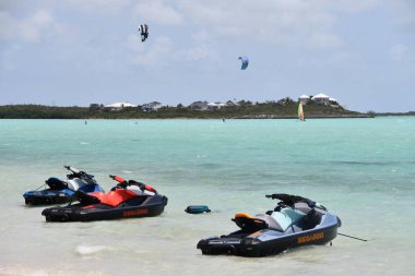 PROVIDENCIALES, TCI - 18 Nisan 2024 'te Providenciales, Turks ve Caicos Adaları' ndaki Long Bay Beach 'te Jetski' ler.