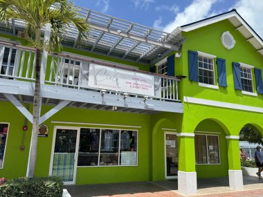 PROVIDENCIALES, TCI - APR 18: Providenciales 'teki Call Resort & Shops, Turks ve Caicos Adaları, 18 Nisan 2024' te görüldüğü gibi.