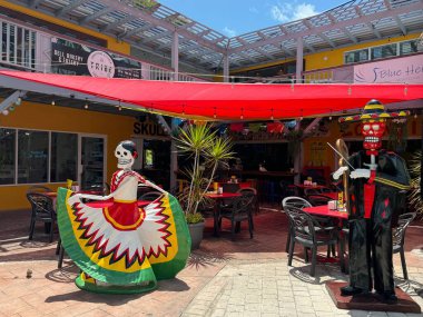 PROVIDENCIALES, TCI - APR 18: Providenciales 'teki Call Resort & Shops, Turks ve Caicos Adaları, 18 Nisan 2024' te görüldüğü gibi.