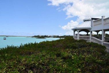 PROVIDENCIALES, TURKS & CAICOS - 19 Nisan 2024 'te Providenciales, Turks ve Caicos Adaları' ndaki Tebeşir Sesi 'ndeki Neptune Villası' ndaki Las Brisas Restoranı.