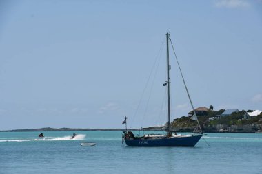 PROVIDENCIALES, TCI - 19 Nisan 2024 'te Türk ve Caicos Adalarındaki Providenciales' teki Sapodilla Körfezi Sahili 'nde tekneler görüldü..