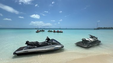 PROVIDENCIALES, TCI - 19 Nisan 2024 'te Türk ve Caicos Adalarındaki Providenciales' teki Sapodilla Körfezi Sahili 'nde jet ski' ler görüldü..