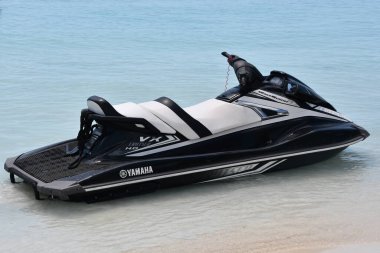 PROVIDENCIALES, TCI - 19 Nisan 2024 'te Türk ve Caicos Adalarındaki Providenciales' teki Sapodilla Körfezi Sahili 'nde jet ski' ler görüldü..