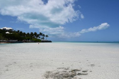 PROVIDENCIALES, TURKS & CAICOS Adaları - 19 Nisan 2024 'te görüldüğü üzere Providenciales' teki Taylor Bay Plajı.