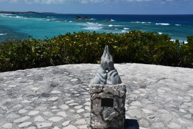 Turks ve Caicos Adalarındaki Orta Caicos 'taki Mudjin Limanı' nda Dua Eden Eller heykeli