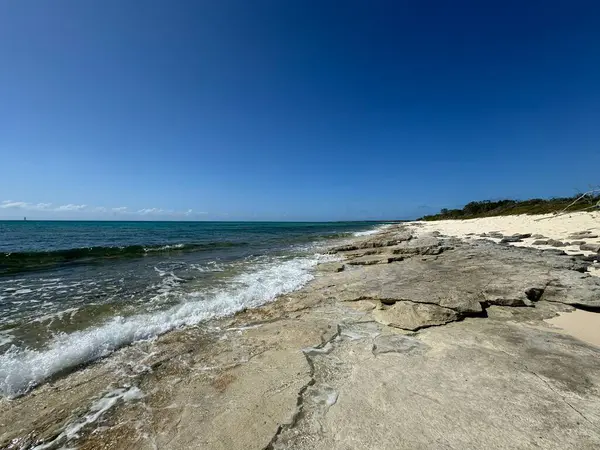 Türk ve Caicos Adalarındaki Providenciales 'te Malcolm Beach