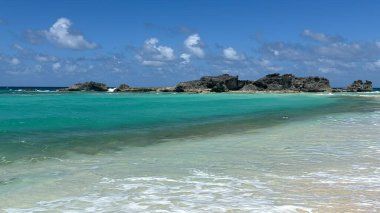 Turks ve Caicos Adalarındaki Orta Caicos 'taki Mudjin Limanı manzarası