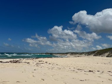 Turks ve Caicos Adalarındaki Orta Caicos 'taki Mudjin Limanı manzarası