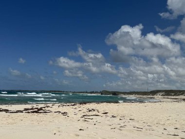 Turks ve Caicos Adalarındaki Orta Caicos 'taki Mudjin Limanı manzarası