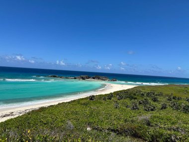 Turks ve Caicos Adalarındaki Orta Caicos 'taki Mudjin Limanı manzarası