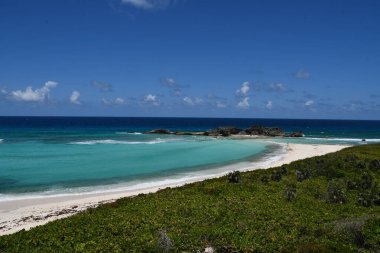 Turks ve Caicos Adalarındaki Orta Caicos 'taki Mudjin Limanı manzarası