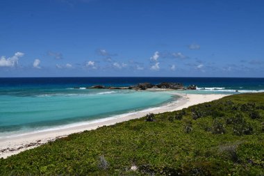 Turks ve Caicos Adalarındaki Orta Caicos 'taki Mudjin Limanı manzarası