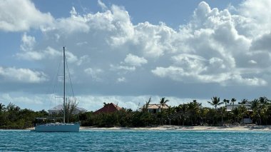 PROVIDENCIALES, TURKS & CAICOS Adaları - 20 Nisan 2024 'te Kuzey Caicos' tan Turks ve Caicos Adalarındaki TCI feribotundan Providenciales 'e görüntüleme.