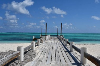 Turks ve Caicos Adalarındaki Kuzey Caicos 'taki At Ahırı Plajı' nda rıhtım