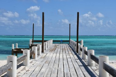 Turks ve Caicos Adalarındaki Kuzey Caicos 'taki At Ahırı Plajı' nda rıhtım