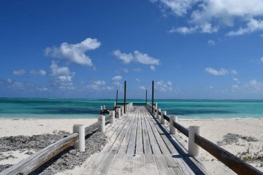 Turks ve Caicos Adalarındaki Kuzey Caicos 'taki At Ahırı Plajı' nda rıhtım