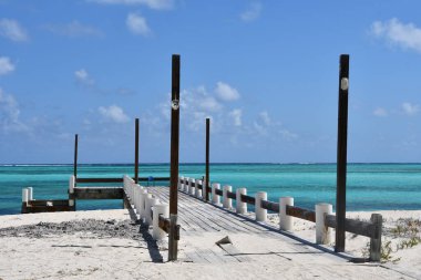 Turks ve Caicos Adalarındaki Kuzey Caicos 'taki At Ahırı Plajı' nda rıhtım