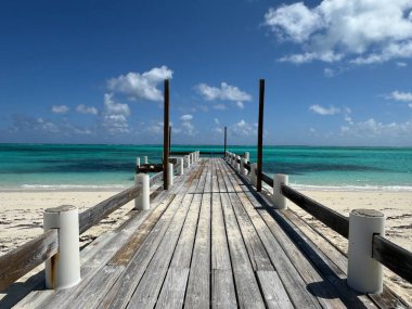 Turks ve Caicos Adalarındaki Kuzey Caicos 'taki At Ahırı Plajı' nda rıhtım