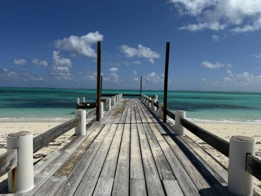 Turks ve Caicos Adalarındaki Kuzey Caicos 'taki At Ahırı Plajı' nda rıhtım