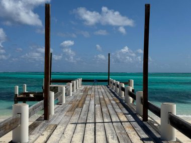 Turks ve Caicos Adalarındaki Kuzey Caicos 'taki At Ahırı Plajı' nda rıhtım