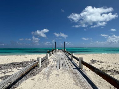 Turks ve Caicos Adalarındaki Kuzey Caicos 'taki At Ahırı Plajı' nda rıhtım