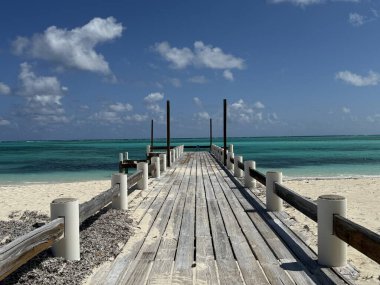 Turks ve Caicos Adalarındaki Kuzey Caicos 'taki At Ahırı Plajı' nda rıhtım