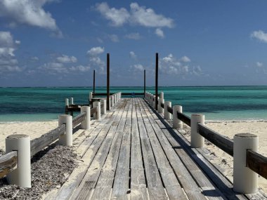 Turks ve Caicos Adalarındaki Kuzey Caicos 'taki At Ahırı Plajı' nda rıhtım