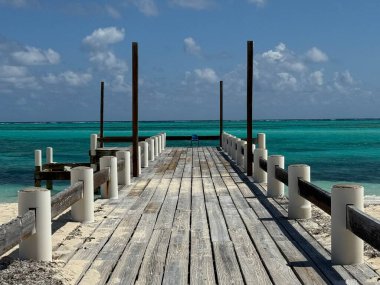 Turks ve Caicos Adalarındaki Kuzey Caicos 'taki At Ahırı Plajı' nda rıhtım