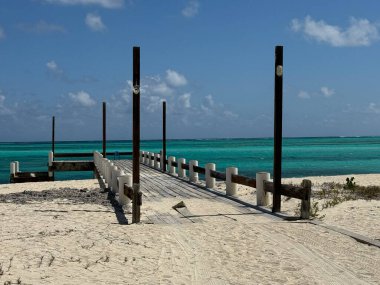 Turks ve Caicos Adalarındaki Kuzey Caicos 'taki At Ahırı Plajı' nda rıhtım