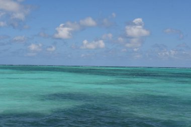 Turks ve Caicos Adalarındaki Kuzey Caicos 'taki At Ahırı Sahili' nden görüntü