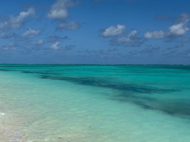 Turks ve Caicos Adalarındaki Kuzey Caicos 'taki At Ahırı Sahili' nden görüntü