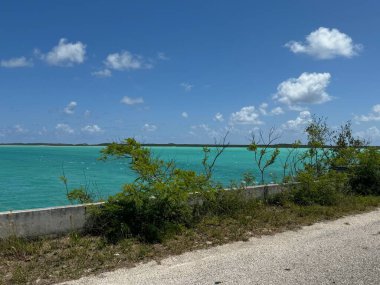 Turks ve Caicos Adaları 'ndaki Kuzey ve Orta Caicos Geçidi' nden görüntü