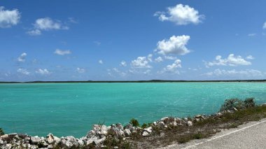 Turks ve Caicos Adaları 'ndaki Kuzey ve Orta Caicos Geçidi' nden görüntü