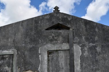 NORTH CAICOS, TCI - 20 Nisan 2024 'te, Turks ve Caicos Adalarındaki Kuzey Caicos' taki eski kilise binası.