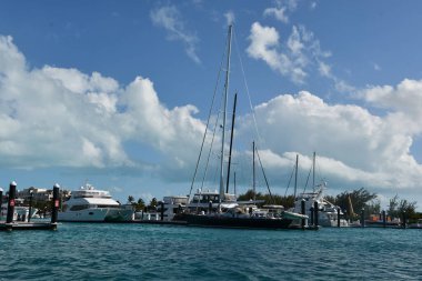 PROVIDENCIALES, TURKS & CAICOS Adaları - 20 Nisan 2024 'te TCI feribotundan Providenciales' ten North Caicos 'a görüntülenmiştir..