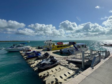 PROVIDENCIALES, TURKS & CAICOS Adaları - 20 Nisan: TCI Feribot Providenciales to North Caicos, in the Turks and Caicos Adaları, 20 Nisan 2024.