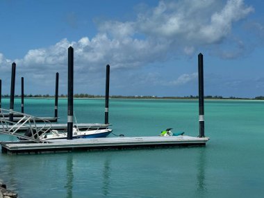 PROVIDENCIALES, TURKS & CAICOS Adaları - APR 20: Walkin Down Marina, Providenciales 'ten Kuzey Caicos' a giden TCI feribotuna 20 Nisan 2024 'te görüldüğü gibi.