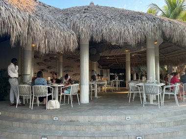 PROVIDENCIALES, TURKS & CAICOS - 20 Nisan 2024 'te görüldüğü üzere Providenciales, Turks ve Caicos Adaları' ndaki Grace Bay Club 'daki Infiniti Restoranı & Raw Bar.